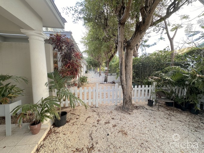 GLEN EDEN RENOVATED 2 BED END UNIT WITH ENCLOSED YARD