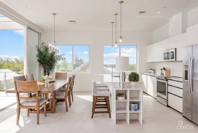 SUNSET POINT 19 - TOP FLOOR  PENTHOUSE WITH PANORAMIC SEA VIEWS