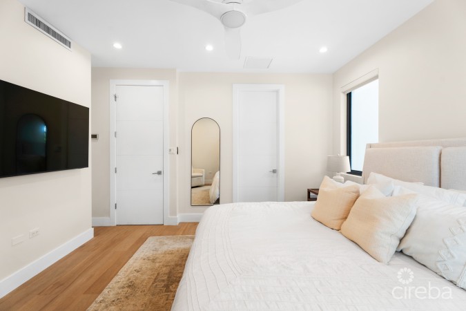 BLUE PALMS 3, WEST BAY END UNIT