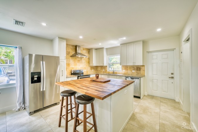 GLEN EDEN RENOVATED 2 BED END UNIT WITH ENCLOSED YARD