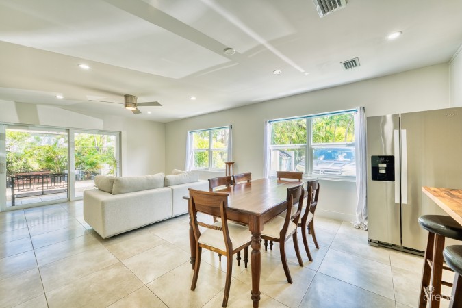 GLEN EDEN RENOVATED 2 BED END UNIT WITH ENCLOSED YARD