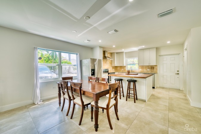 GLEN EDEN RENOVATED 2 BED END UNIT WITH ENCLOSED YARD