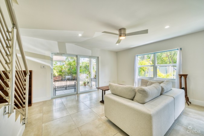 GLEN EDEN RENOVATED 2 BED END UNIT WITH ENCLOSED YARD