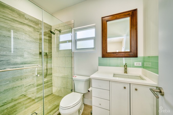 GLEN EDEN RENOVATED 2 BED END UNIT WITH ENCLOSED YARD