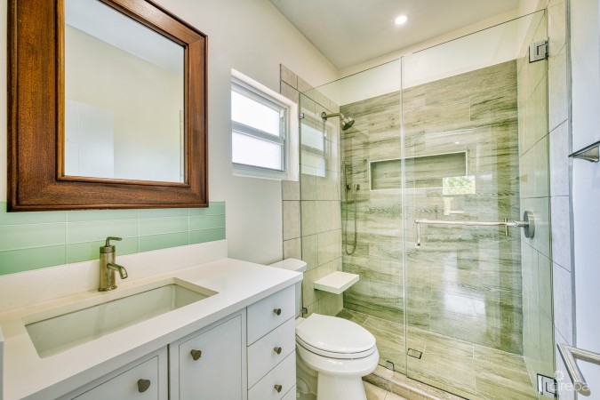 GLEN EDEN RENOVATED 2 BED END UNIT WITH ENCLOSED YARD