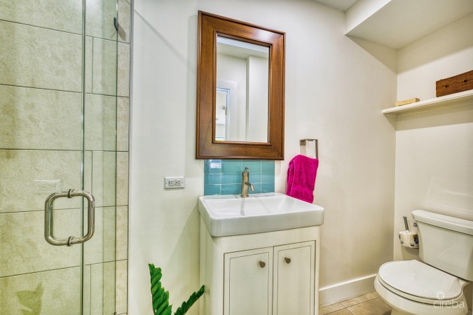 GLEN EDEN RENOVATED 2 BED END UNIT WITH ENCLOSED YARD