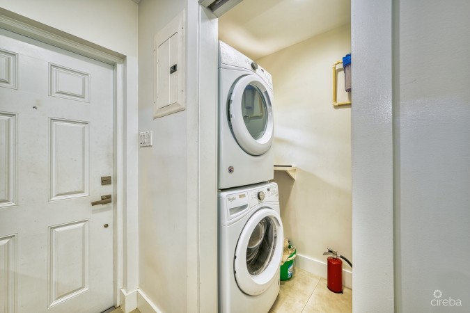 GLEN EDEN RENOVATED 2 BED END UNIT WITH ENCLOSED YARD