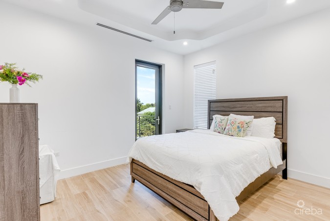 ROYAL PALMS - 5 BEDROOM ESTATE W/RENTAL UNIT