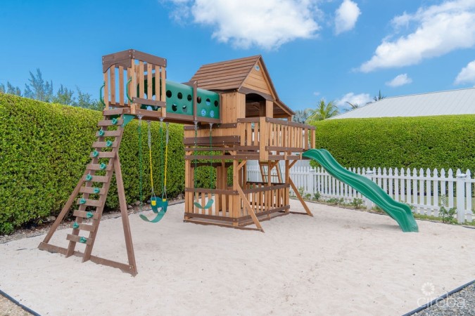 COCONUT VILLAGE - REDUCED - 3BEDS LAKEFRONT HOME