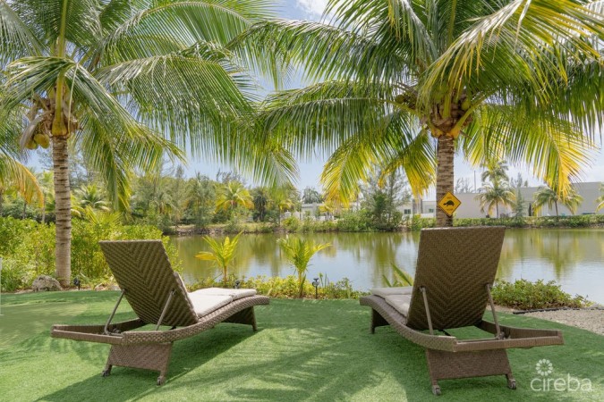 COCONUT VILLAGE - REDUCED - 3BEDS LAKEFRONT HOME