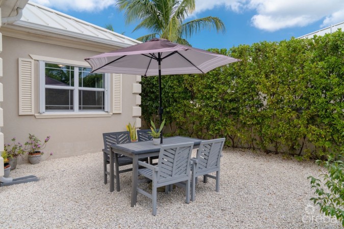 COCONUT VILLAGE - REDUCED - 3BEDS LAKEFRONT HOME