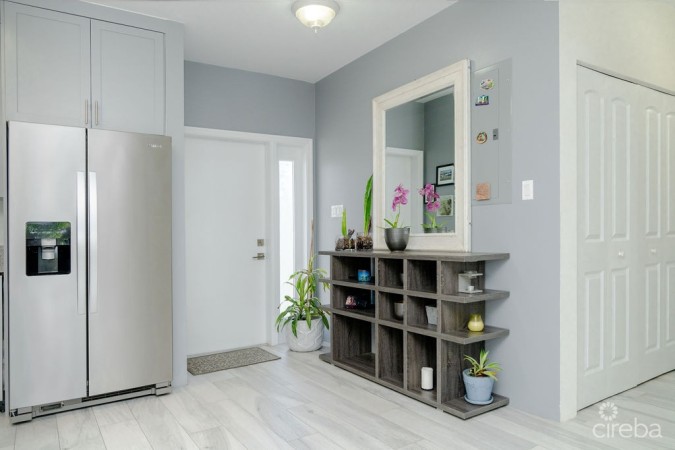 COCONUT VILLAGE - REDUCED - 3BEDS LAKEFRONT HOME