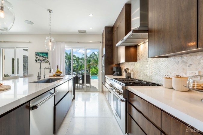 CYPRESS POINTE NORTH STAND ALONE RESIDENCE IN  CRYSTAL HARBOUR