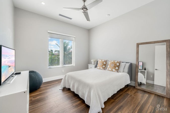 CYPRESS POINTE NORTH STAND ALONE RESIDENCE IN  CRYSTAL HARBOUR