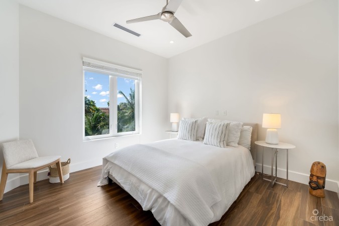 CYPRESS POINTE NORTH STAND ALONE RESIDENCE IN  CRYSTAL HARBOUR