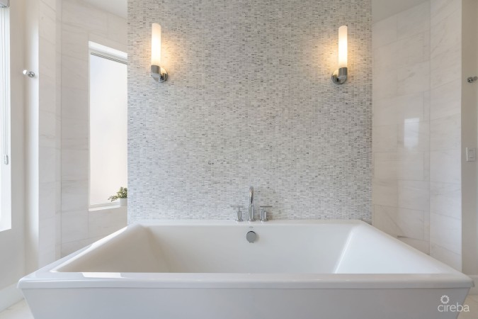 CYPRESS POINTE NORTH STAND ALONE RESIDENCE IN  CRYSTAL HARBOUR