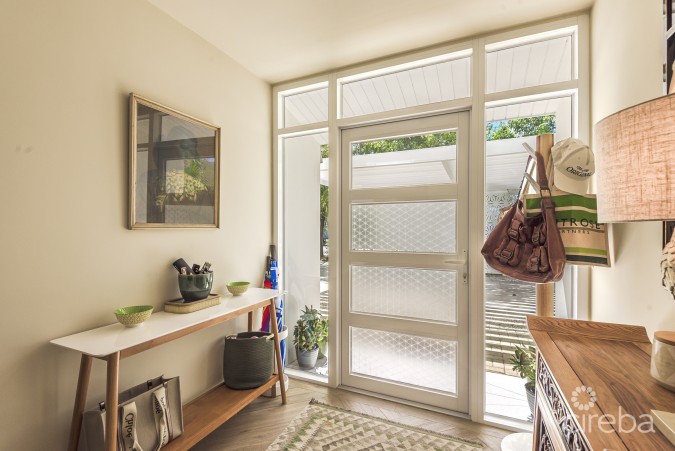 REMASTERED MID-CENTURY MODERN HOME