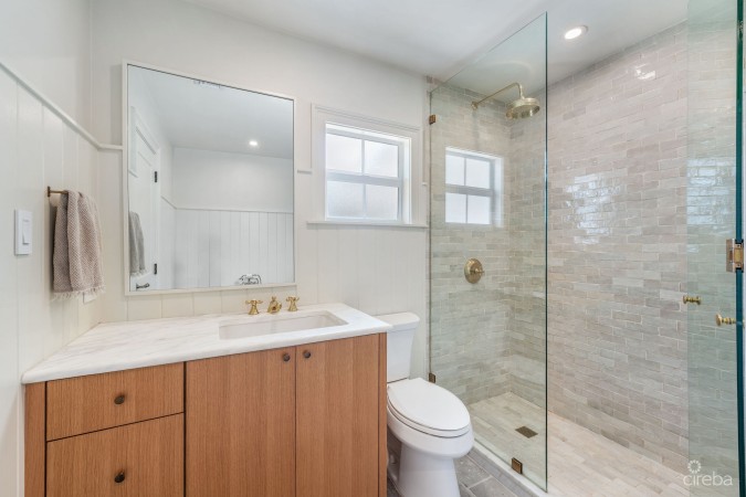 SNUG HARBOUR DESIGNER RENOVATED 4 BEDROOM HOME