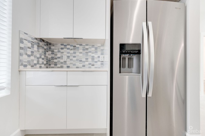 SPACIOUS & MODERN 3 BR TOWNHOME - EXCELLENT LOCATION!