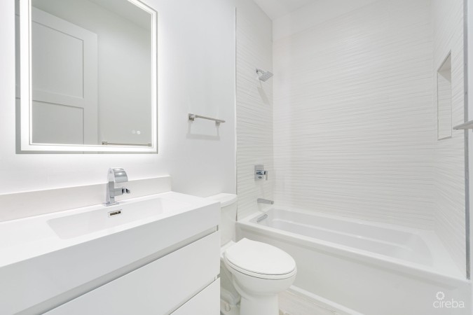 SPACIOUS & MODERN 3 BR TOWNHOME - EXCELLENT LOCATION!