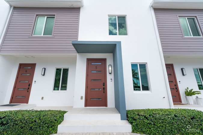 SPACIOUS & MODERN 3 BR TOWNHOME - EXCELLENT LOCATION!