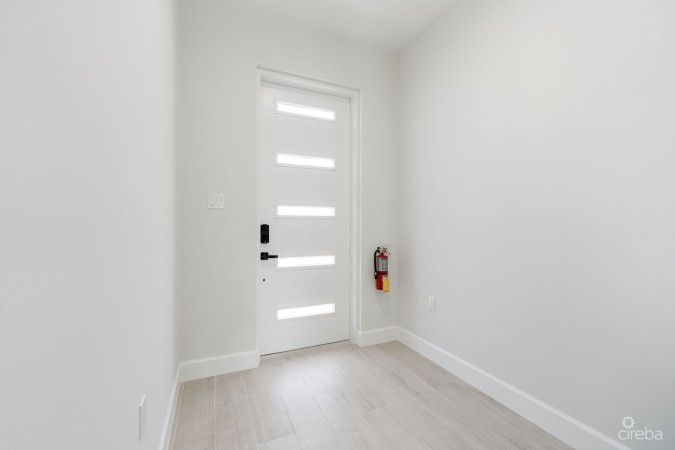 SPACIOUS & MODERN 3 BR TOWNHOME - EXCELLENT LOCATION!