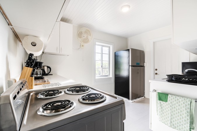 CHARMING OCEANVIEW COTTAGE EXPANSIVE 0.89 ACRE LOT