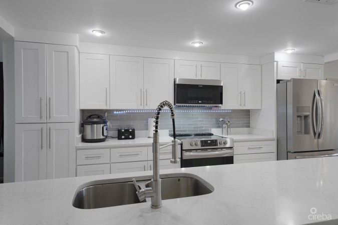 LIME TREE BAY TOWNHOUSE 2 BED 2.5 BATH SMB CORRIDOR