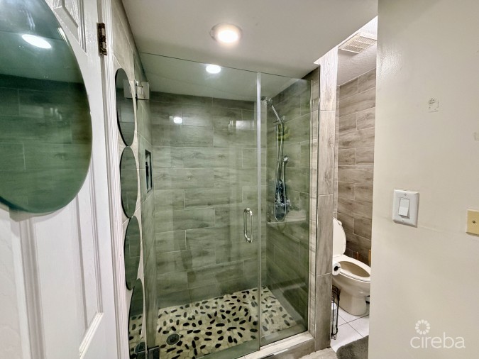 TROPICAL HAVEN - REMODELED 3 BEDROOM CONDO!