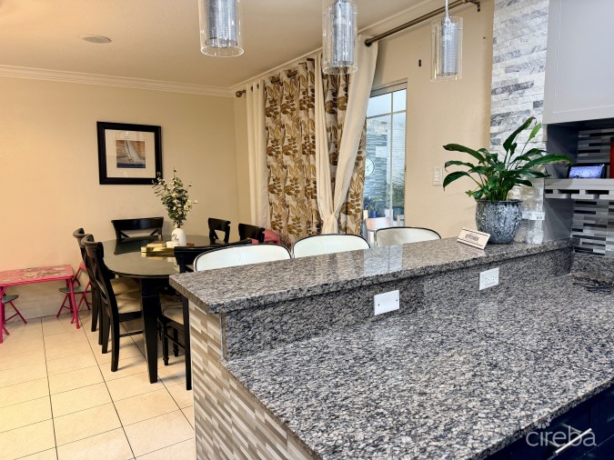 TROPICAL HAVEN - REMODELED 3 BEDROOM CONDO!