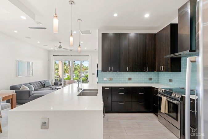 CYPRESS POINTE NORTH 101 - CANAL FRONT CRYSTAL HARBOUR