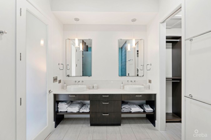 CYPRESS POINTE NORTH 101 - CANAL FRONT CRYSTAL HARBOUR