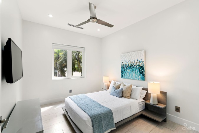 CYPRESS POINTE NORTH 101 - CANAL FRONT CRYSTAL HARBOUR