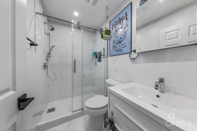 #6 LAKESHORE VILLAS / 2 BED PLUS DEN / 3 BATH