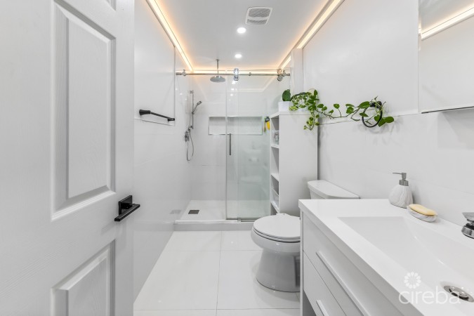 #6 LAKESHORE VILLAS / 2 BED PLUS DEN / 3 BATH