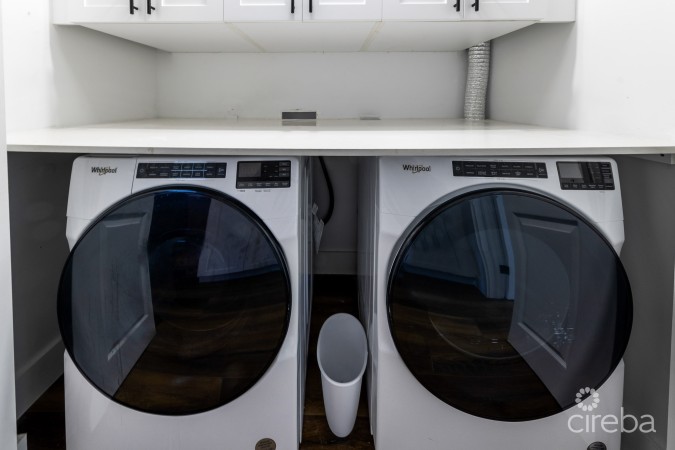 #6 LAKESHORE VILLAS / 2 BED PLUS DEN / 3 BATH