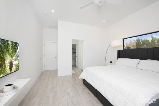 MODERN 3 BED, 3 BATH SINGLE FAMILY HOME. WITH BONUS OFFICE/DEN.