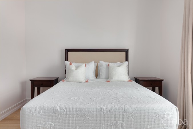 BEAUTIFULLY RENOVATED UNIT IN WALKERS SOUTH