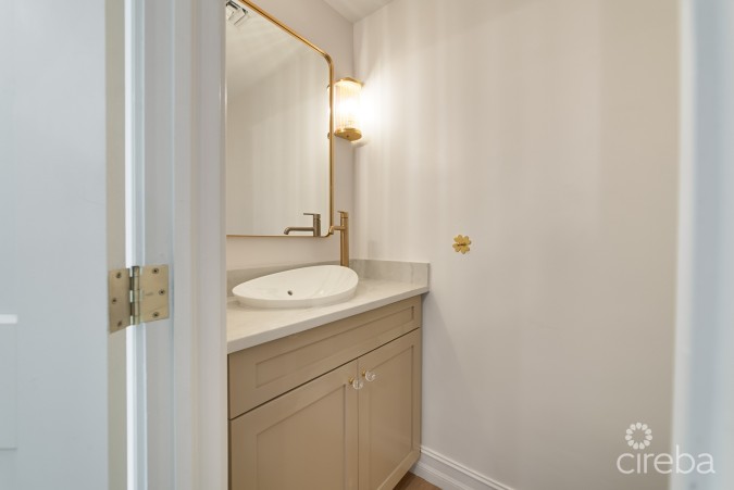 BEAUTIFULLY RENOVATED UNIT IN WALKERS SOUTH