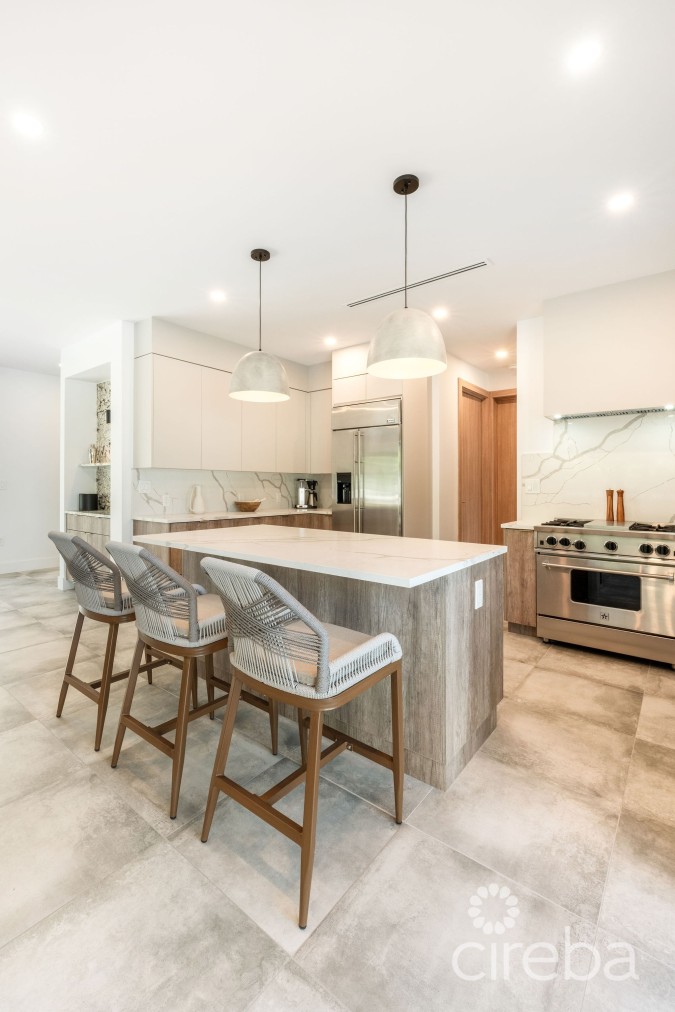 5 BED BEACH FRONT ESTATE - HALCYON POINT