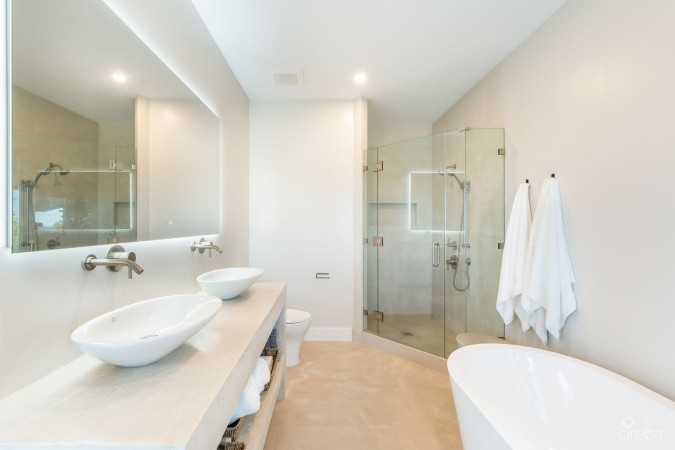 5 BED BEACH FRONT ESTATE - HALCYON POINT