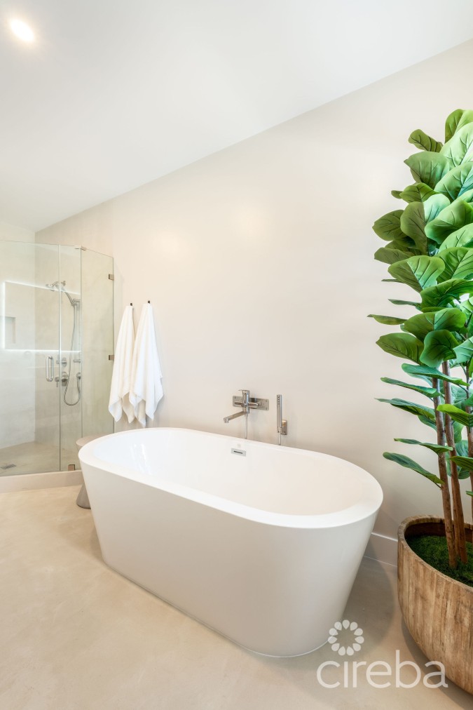 5 BED BEACH FRONT ESTATE - HALCYON POINT
