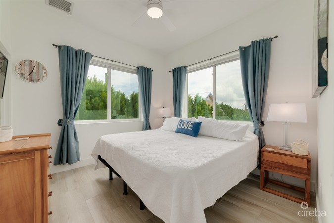 SUNSET POINT - BEAUTIFULLY UPGRADED 3 BED WITH PANORAMIC OCEAN VIEWS