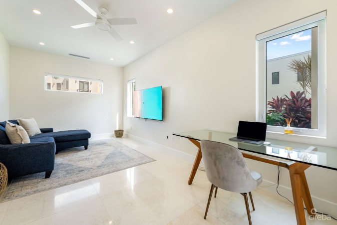 CYPRESS POINTE NORTH STAND ALONE RESIDENCE IN  CRYSTAL HARBOUR