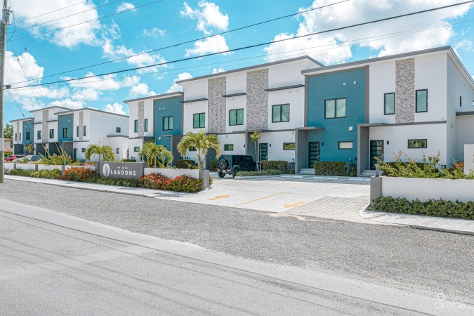 THE LAGOONS 3 BED WATERFRONT TOWNHOUSE