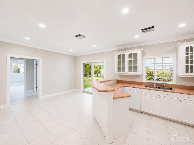 SAVANNAH MEADOWS -BEAUTIFULLY RENOVATED FAMILY HOME
