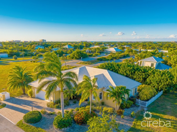THE SHORES FAMILY HOME  WITH SWIMMING POOL