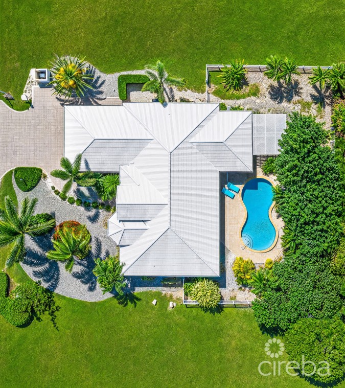 THE SHORES FAMILY HOME  WITH SWIMMING POOL