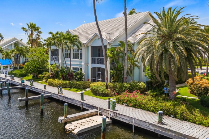BRITANNIA KINGS COURT      CANAL FRONT    4 BED/3  BATH      PLUS BOAT DOCK