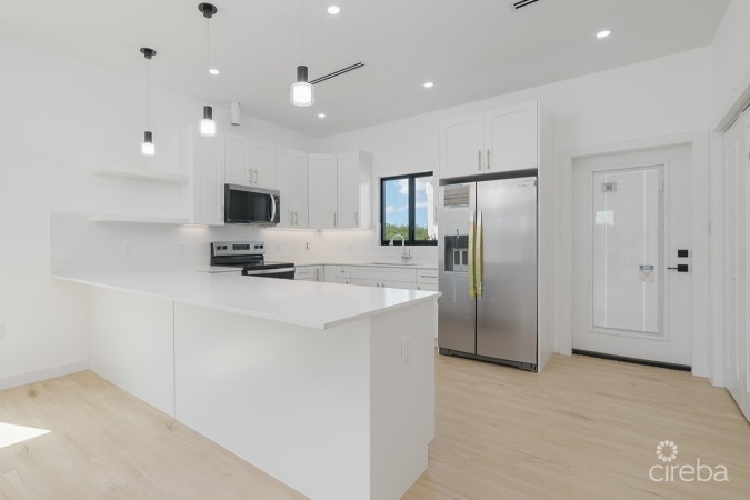 2 BEDROOM, 2.5 BATHROOM DUPLEX IN LOOKOUT GARDEN